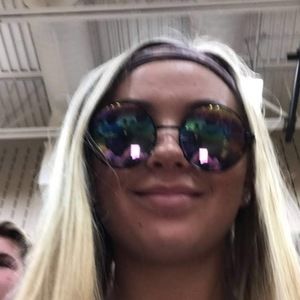 Meet your Posher, Elise